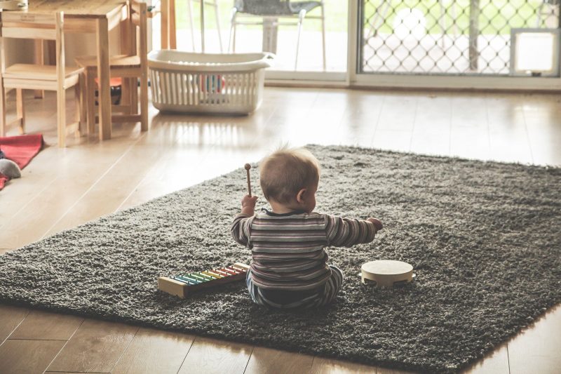 Dziecko bawiące się na dywanie