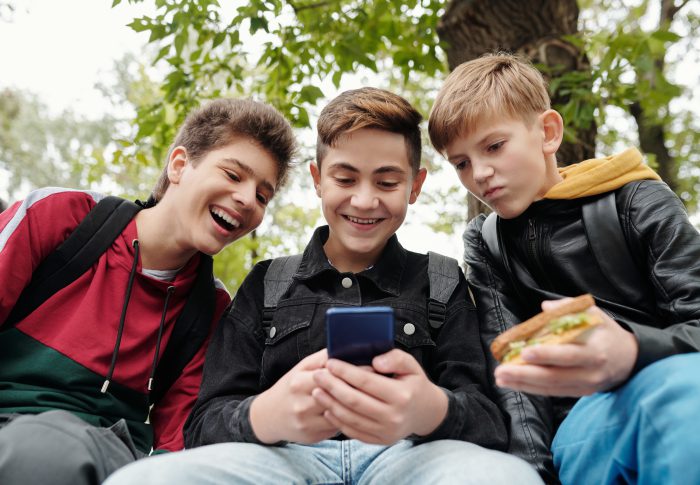 Smartfon dla ucznia – na co zwrócić uwagę?