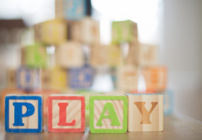 Jak wspierać prawidłowy rozwój dziecka przez zabawę? Poznaj kilka sposobów