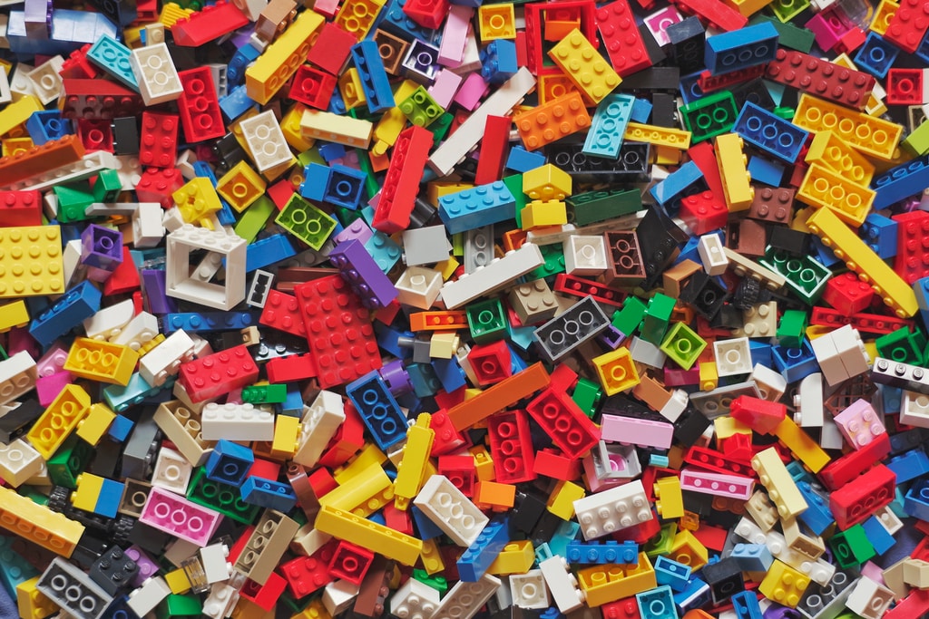 Kolorowe klocki Lego rozsypane na podłodze