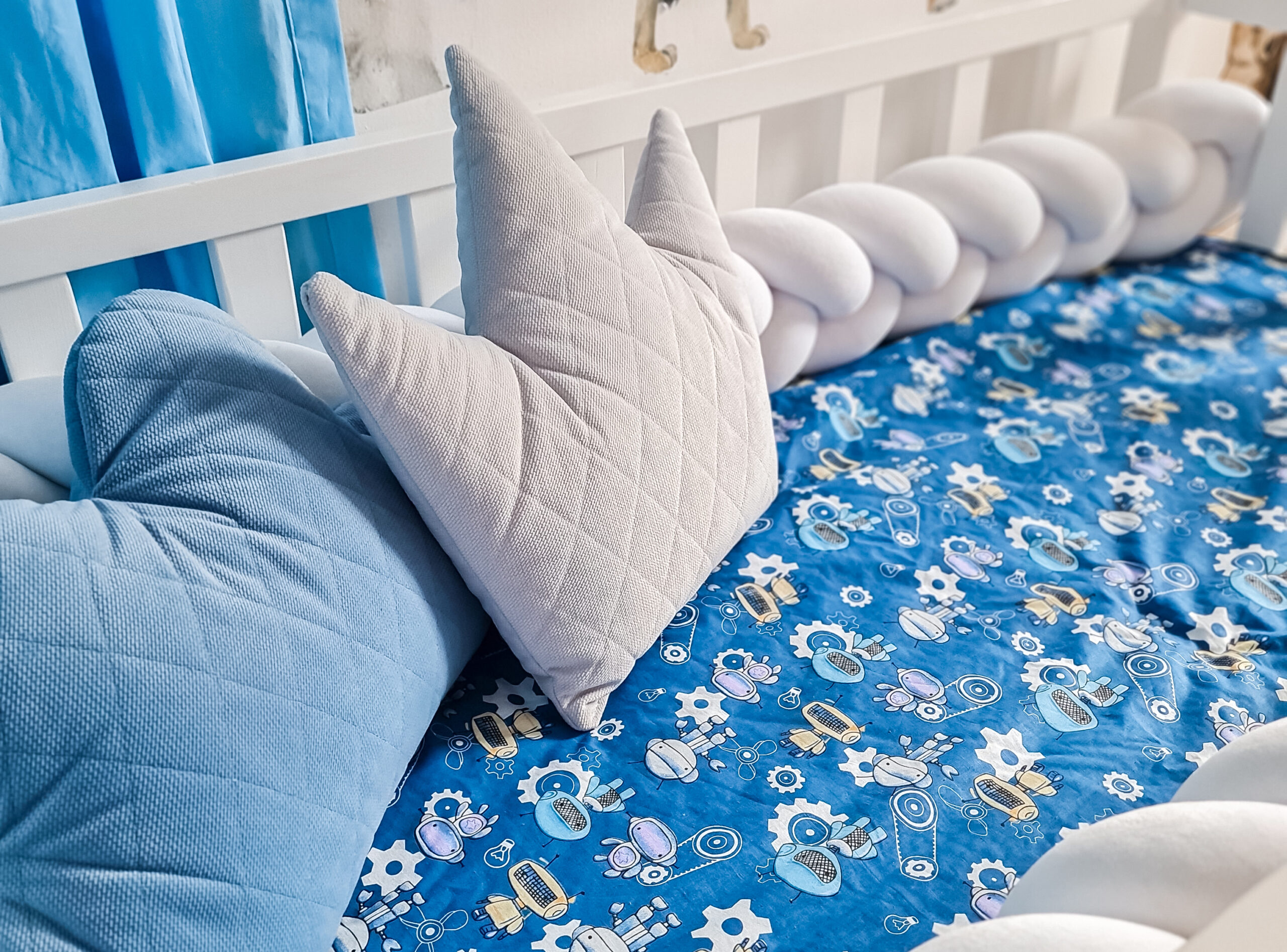 Niebieska narzuta na łóżku dziecka
