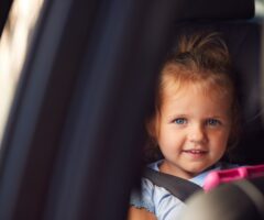 Zabawki i akcesoria które uatrakcyjnią dziecku podróż samochodem
