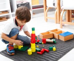 Edukacja przez zabawę – psycholog radzi, jakie zabawy wspomagające rozwój przedszkolaka wybrać